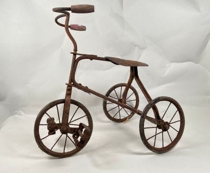 Metal tricycle.
50 x 54 x 30 cm.
(oxidat...