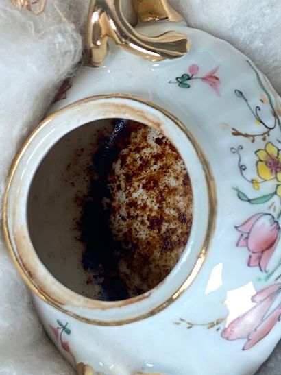 Flower-decorated porcelain tea set, including...