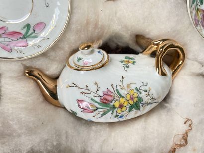 Flower-decorated porcelain tea set, including...