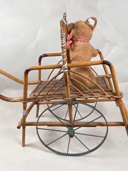 Carriole in wood and wicker.
50 x 80 x 23...