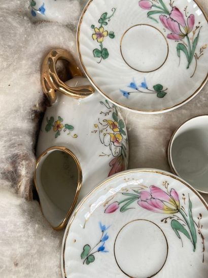 Flower-decorated porcelain tea set, including...