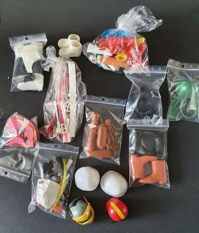 Set of small Barbie accessories, mainly shoes...