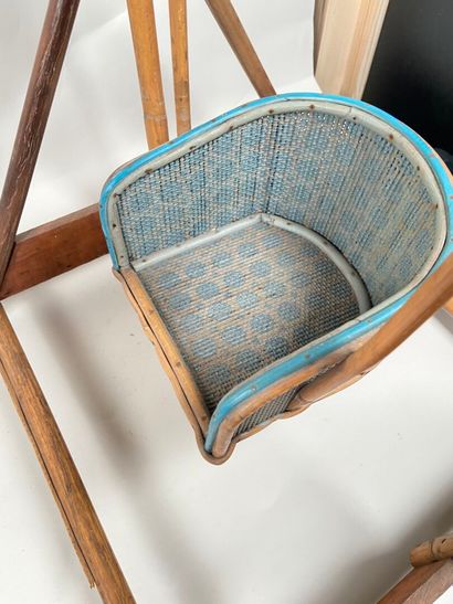 Wood and wicker swing.
65 x 40 x 40 cm.
An...