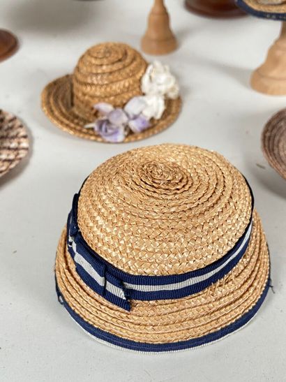 Collection of straw hats for dolls, sizes...