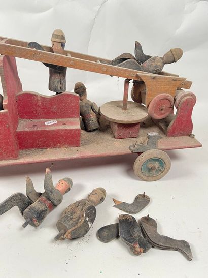 A wooden fire truck.
25 x 54 x 18 cm.
(from...