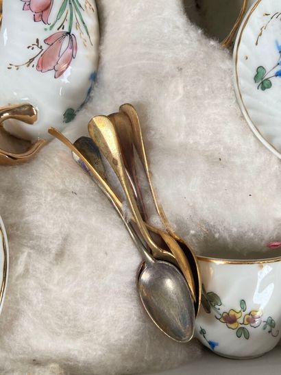 Flower-decorated porcelain tea set, including...