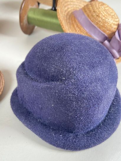 Collection of straw hats for dolls, sizes...