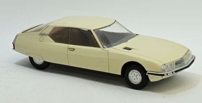Montblanc, Citroën SM in cream plastic, (40cm)...