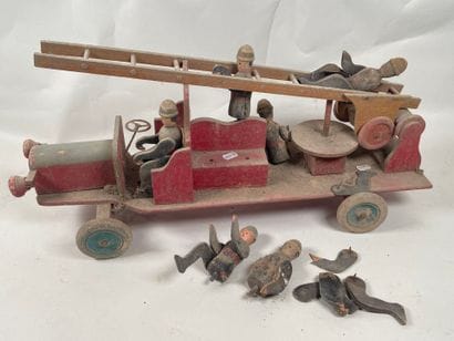 A wooden fire truck.
25 x 54 x 18 cm.
(from...