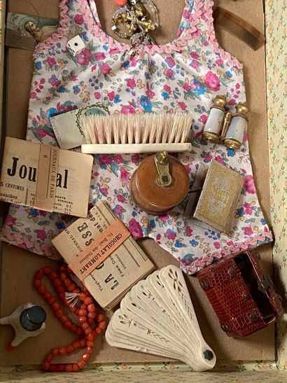 Small fashion doll travel box with domed...
