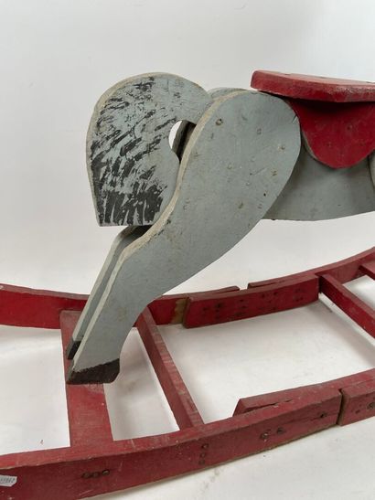 Polychrome wooden rocking horse.
61 x 98...