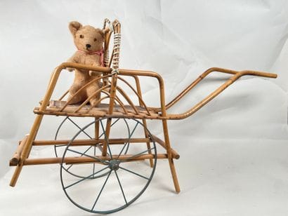 Carriole in wood and wicker.
50 x 80 x 23...