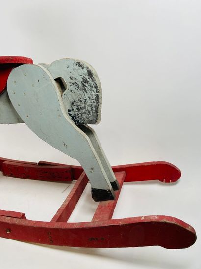 Polychrome wooden rocking horse.
61 x 98...