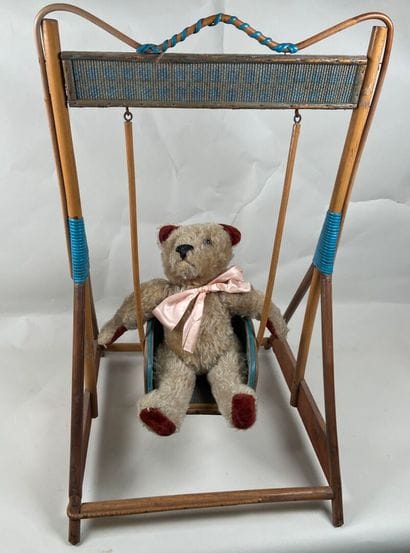 Wood and wicker swing.
65 x 40 x 40 cm.
An...