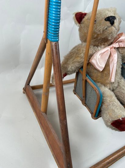 Wood and wicker swing.
65 x 40 x 40 cm.
An...