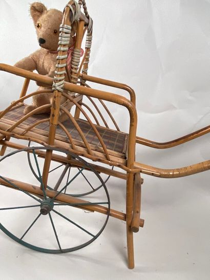 Carriole in wood and wicker.
50 x 80 x 23...