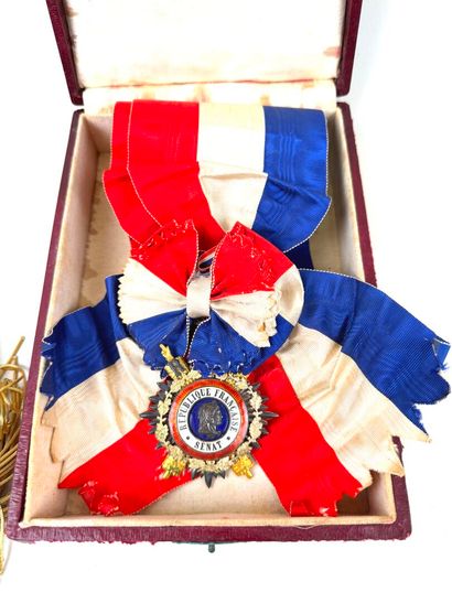 France, IIIe République (1870-1940).
Ensemble...