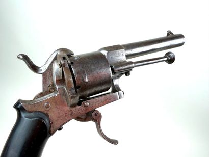 Belgique, Milieu XIXème.
Revolver à broche...