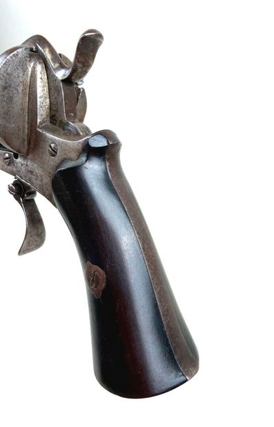 Belgique, Milieu XIXème.
Revolver à broche...