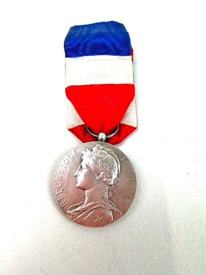 France, IIIe République (1870-1940).
Ensemble...