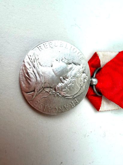 France, IIIe République (1870-1940).
Ensemble...
