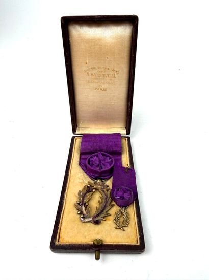 France, IIIème République (1870-1940).
-...