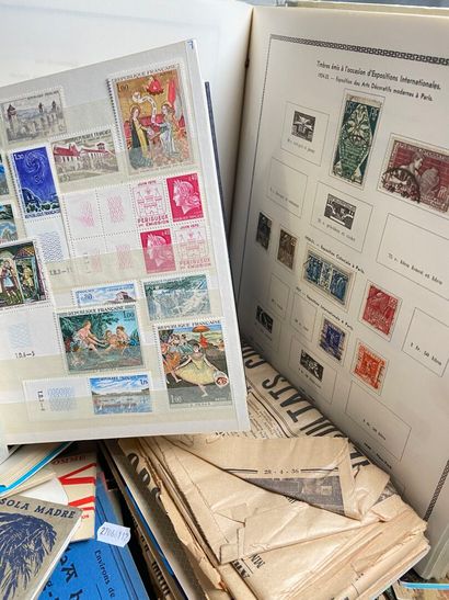 Bulk: Small bulk of French and World stamps...