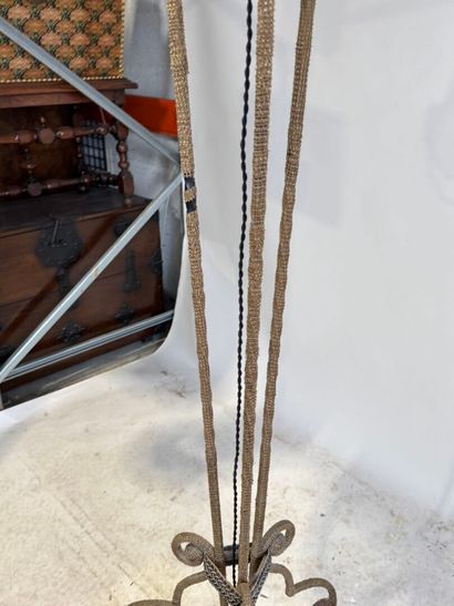 Tripod floor lamp in metal sheathed in black...