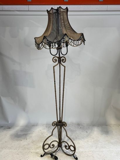 Tripod floor lamp in metal sheathed in black...