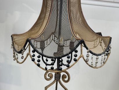 Tripod floor lamp in metal sheathed in black...