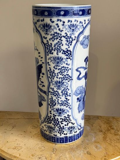 CHINA, 20th century. 
Cylindrical blue-white...