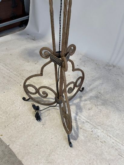 Tripod floor lamp in metal sheathed in black...