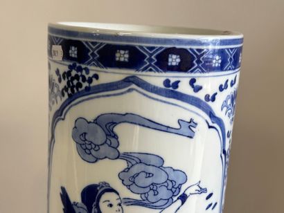 CHINA, 20th century. 
Cylindrical blue-white...