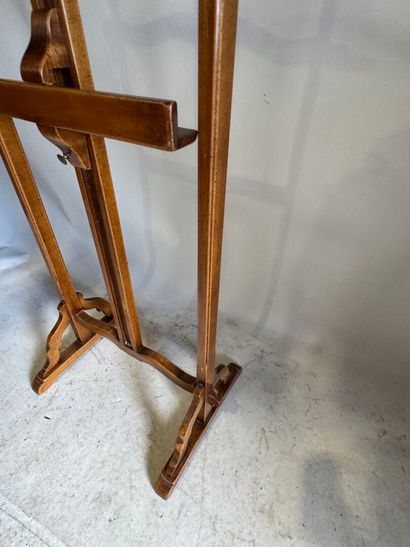 Wooden easel, central part adjustable in...