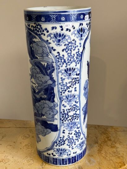 CHINA, 20th century. 
Cylindrical blue-white...