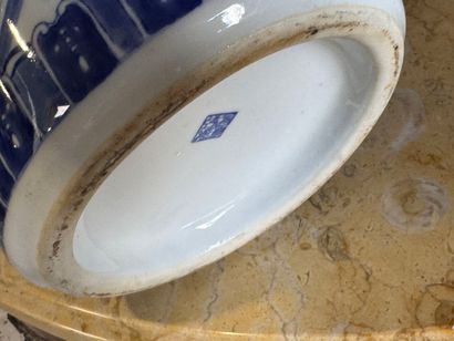 CHINA, 20th century. 
Cylindrical blue-white...