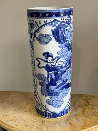 CHINA, 20th century. 
Cylindrical blue-white...