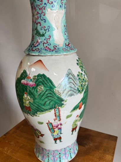 CHINA, 20th century.
Large polychrome porcelain...