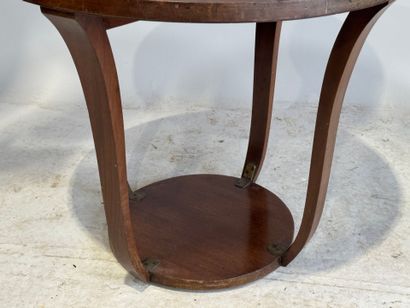 Circular pedestal table in wood and veneer.
Art...
