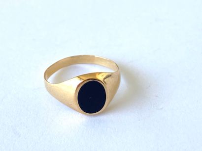 Chevalière in yellow gold adorned with an...