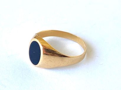Chevalière in yellow gold adorned with an...