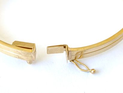 Yellow gold openwork bangle. 
Weight: 6.30...