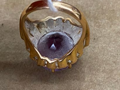 Yellow gold ring set with a round faceted...