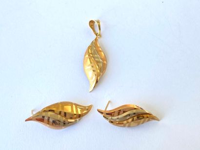 Three-gold half-set consisting of a pendant...