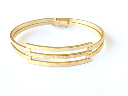 Yellow gold openwork bangle. 
Weight: 6.30...