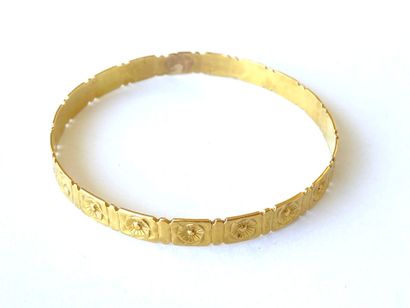 Yellow gold bangle decorated with stylized...