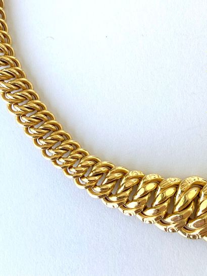 Necklace in yellow gold with falling American...