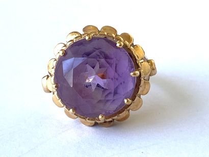 Yellow gold ring set with a round faceted...