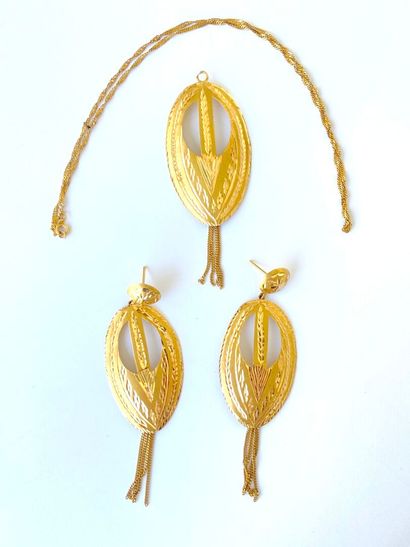 Half-set in yellow gold comprising : 
- a...