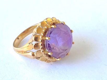 Yellow gold ring set with a round faceted...